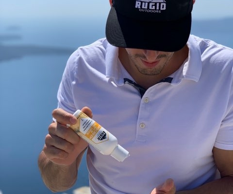 man applying broad spectrum sunscreen